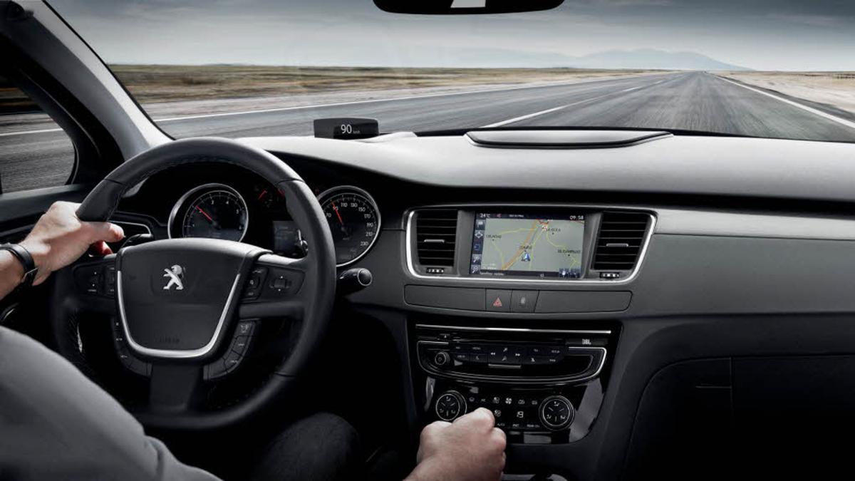 Interior de Peugeot con el equipo